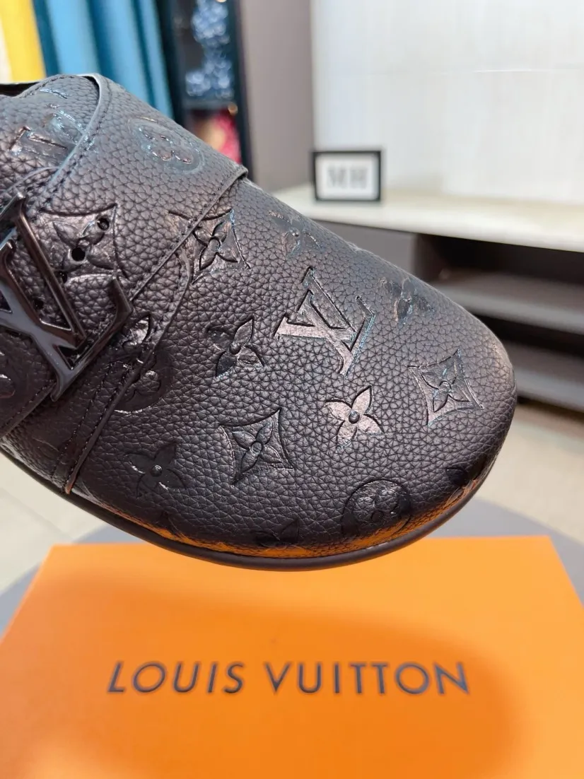 Men's Men's Shoes 💰400🌸🌸🌸🌸LV Easy 2025 new men's casual sandals and slippers, made of suede cow leather, with Monogram pattern to highlight the trendy style. Adjustable straps illuminated with LV letters, while a resilient insole and micro outsole provide lightweight comfort. Made of suede cow leather with embossed Monogram pattern and brand element metal hardware✅Adjustable straps➕Tough insole‼ ️Micro outsole. Comfortable and easy to wear‼ ️ size：38-45